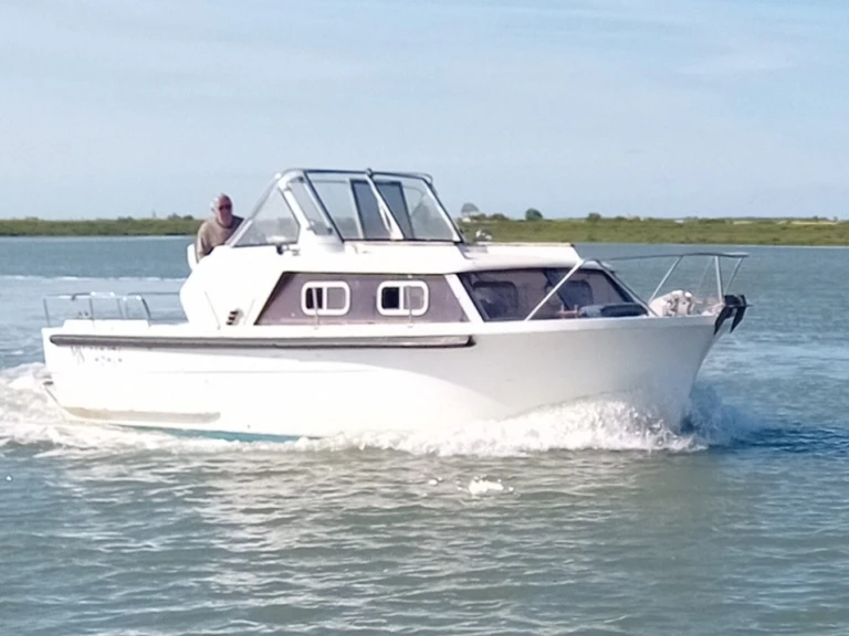 Hire Motorboat Jouet with a boat licence