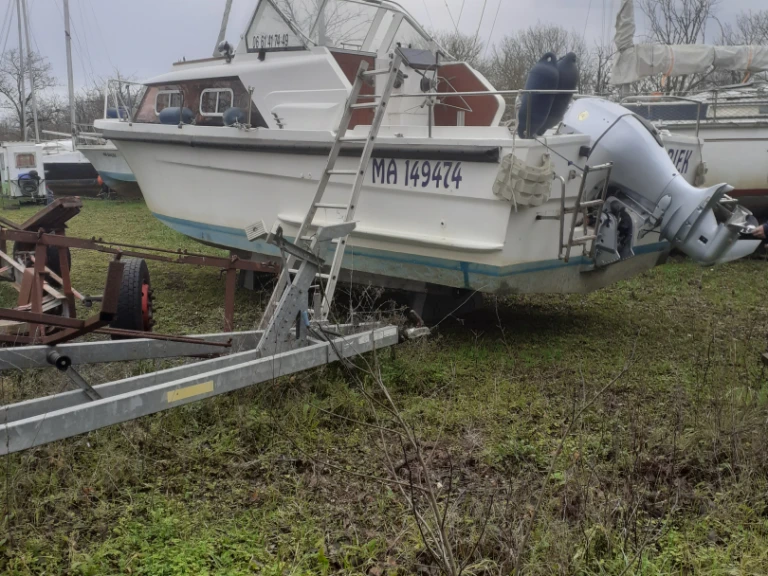 Jouet Jouet 755 charter bareboat or skippered in  Marennes