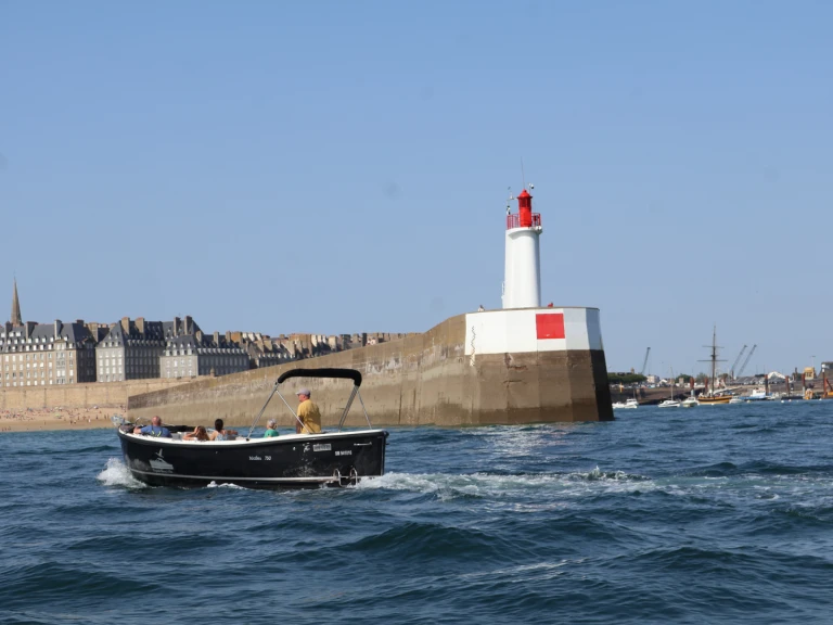 Hire a Maxima 750 flying lounge Dinard