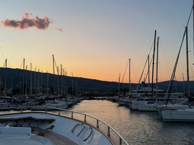 Hire Luxury Yacht Tecnomar with a boat licence