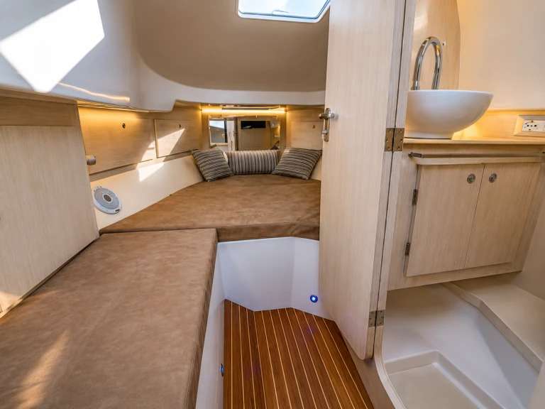 Charter a Magazzu MX 11 Coupé in Poltu Quatu on Samboat