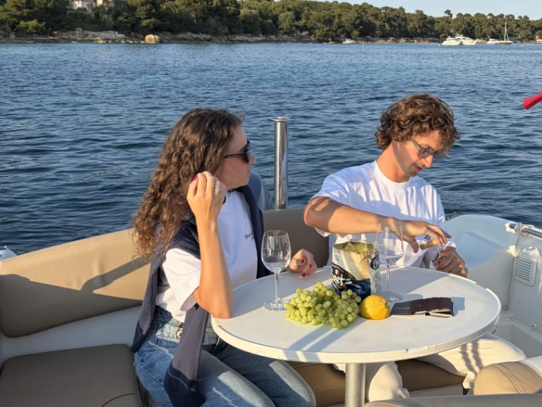Hire Motorboat with or without skipper Jeanneau Cannes