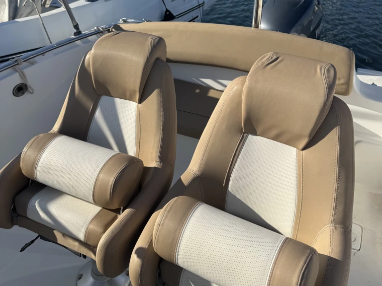 Hire Motorboat with or without skipper Jeanneau Cannes