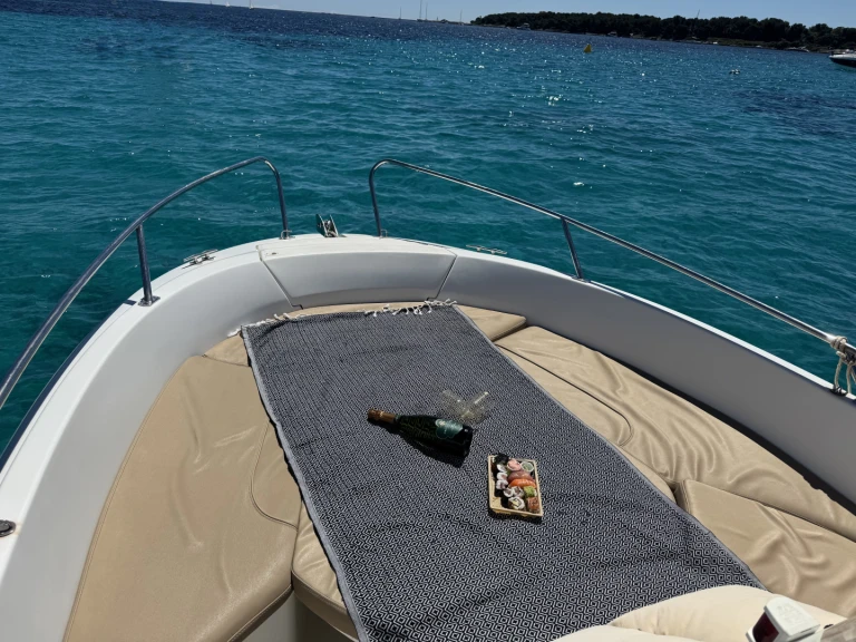 Hire Motorboat Jeanneau with a boat licence
