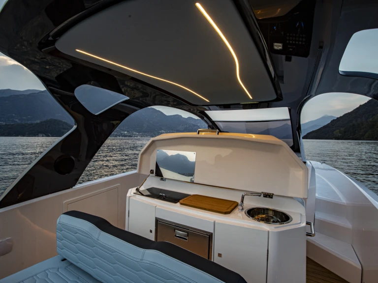 Hire Motorboat Airon with a boat licence