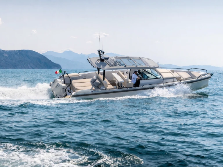 Hire Motorboat Axopar with a boat licence