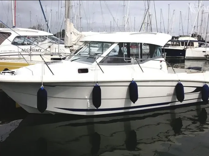 Hire Motorboat Bénéteau with a boat licence