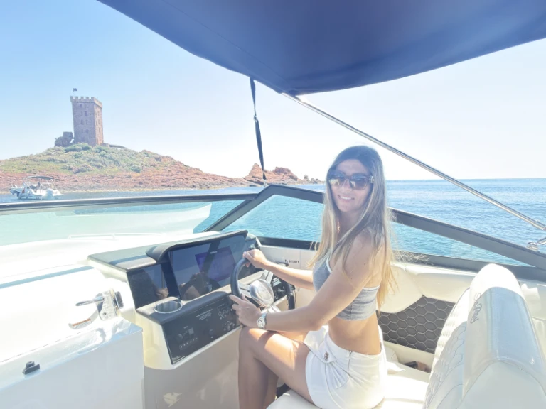 Sea Ray  250 sdx charter bareboat or skippered in  Port Fréjus