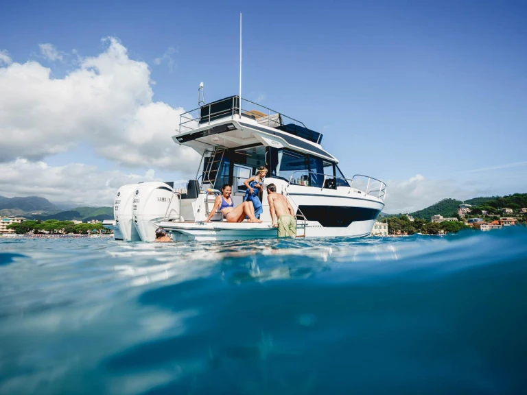 Hire Motorboat with or without skipper Jeanneau Cannes