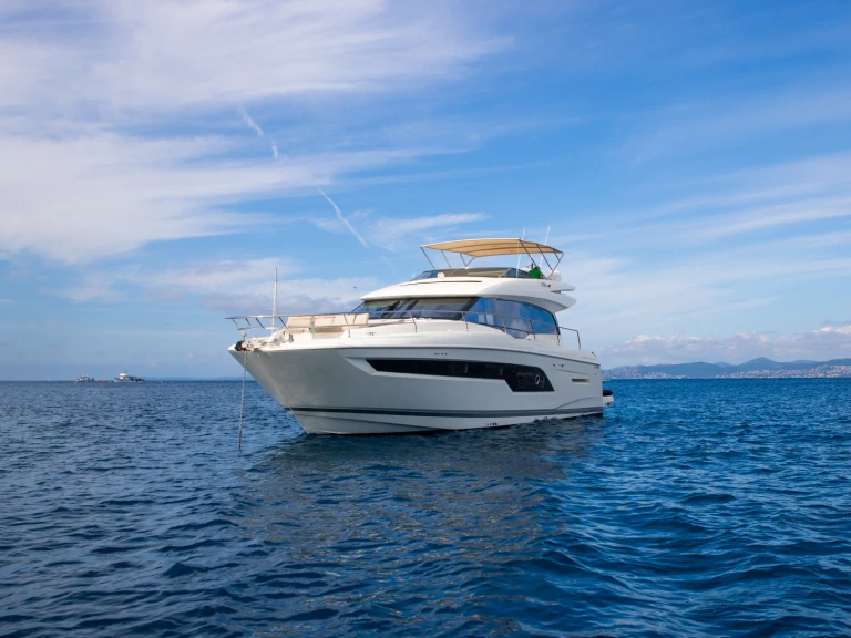 Hire Luxury Yacht with or without skipper Prestige Yachts Saint-Raphaël