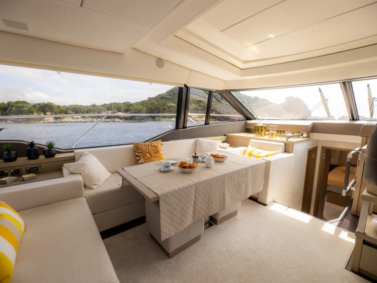 Luxury Yacht to hire Saint-Raphaël at the best price