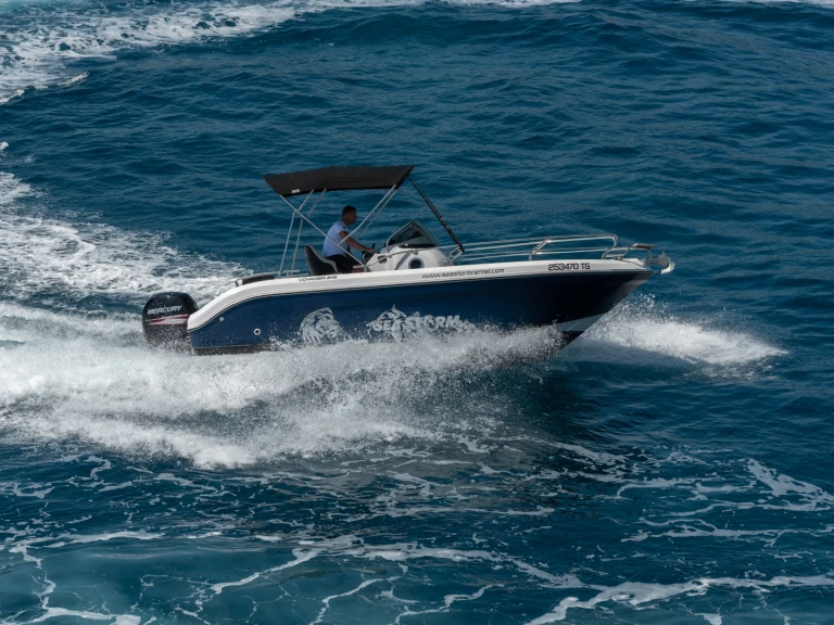 Hire Motorboat Ranieri with a boat licence