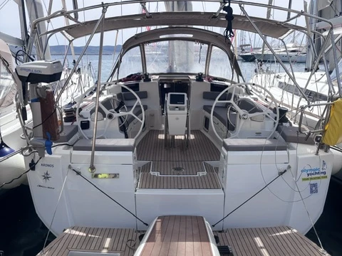 Charter a Jeanneau Sun Odyssey 449 in Lávrio on Samboat
