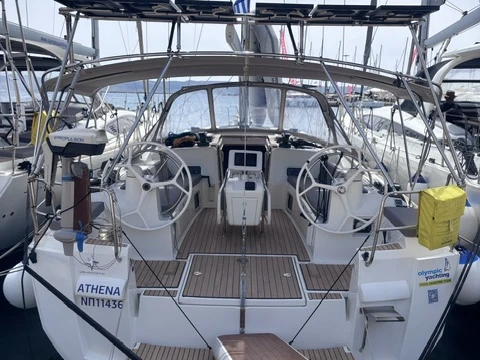 Hire Sailboat Jeanneau with a boat licence