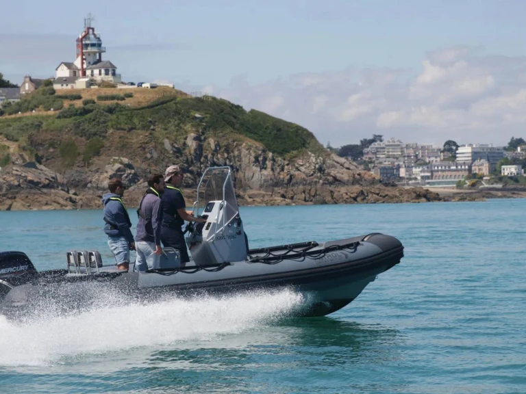 Hire Motorboat  with a boat licence