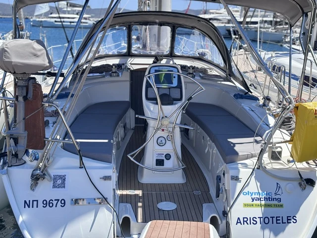 Charter a Bavaria Bavaria 38 Cruiser in Lávrio on Samboat