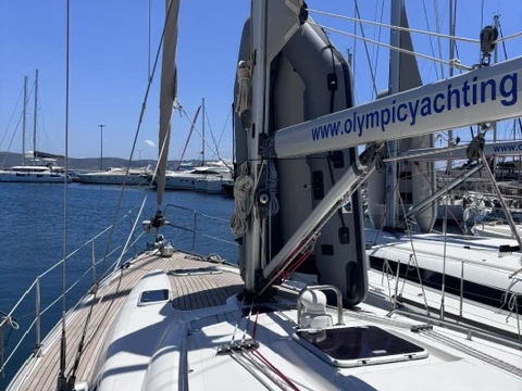 Sailboat to hire Lávrio at the best price