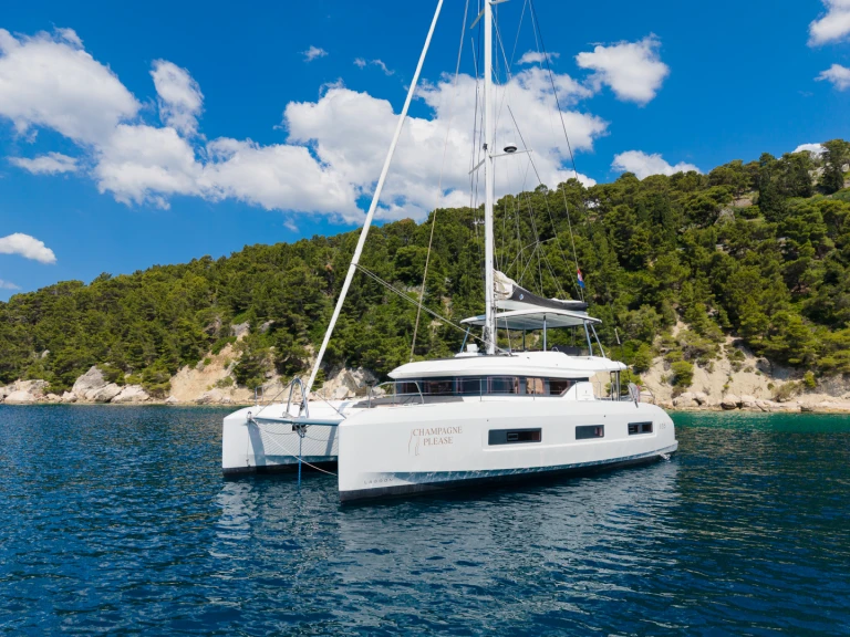 Catamaran to hire Kaštel Gomilica at the best price