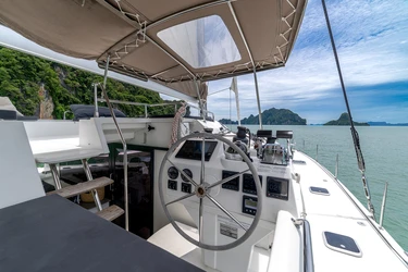 Hire Catamaran Fountaine Pajot with a boat licence