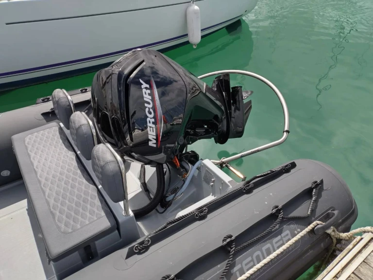 Hire a  3D TENDER - PATROL 6 Saint-Quay-Portrieux
