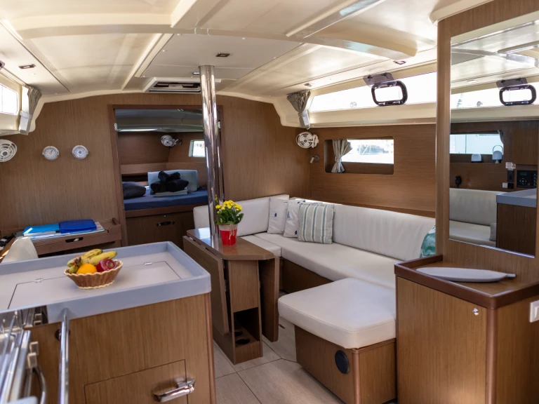 Charter a Bénéteau Oceanis 41.1 Perfomance in Port de Pollença on Samboat