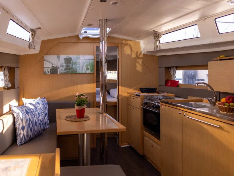 Yacht charter Port de Pollença - Bénéteau Oceanis 38 on SamBoat