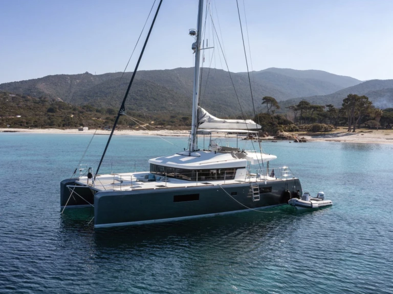 Hire Catamaran Lagoon with a boat licence