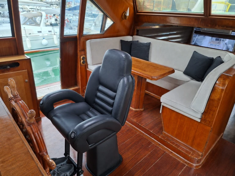 Hire Luxury Yacht Ingles with a boat licence