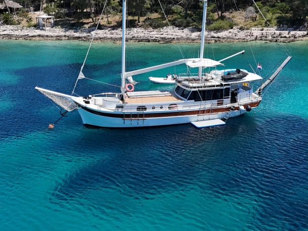 Hire Sailboat Traditional with a boat licence
