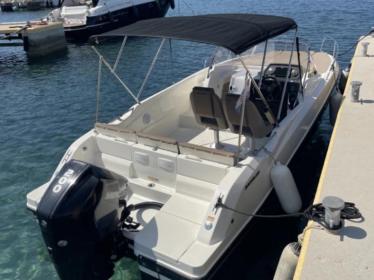 Motorboat hire in Rab - Quicksilver Activ 675 Sundeck