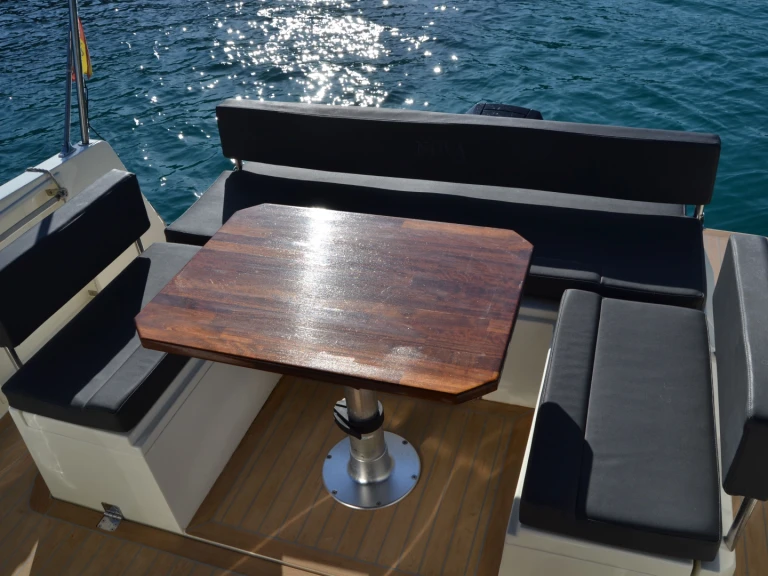 Yacht hire Cala d'Or cheap M9 CABIN