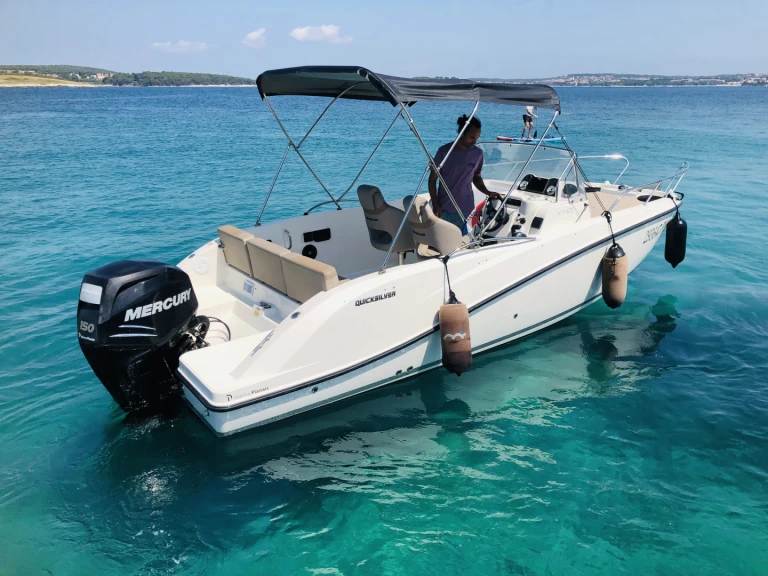 Motorboat hire in Medulin - Quicksilver Activ 675 Sundeck