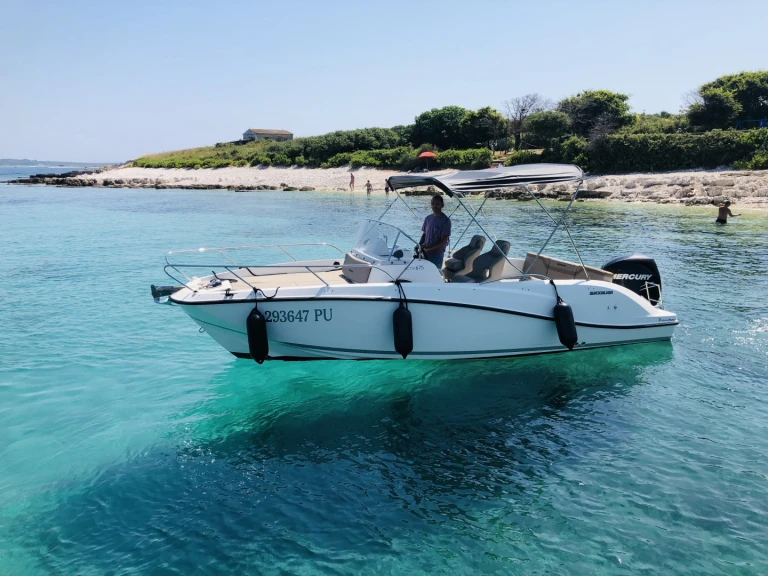 Hire Motorboat Quicksilver with a boat licence