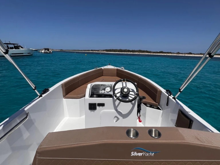 Hire Motorboat Silver with a boat licence