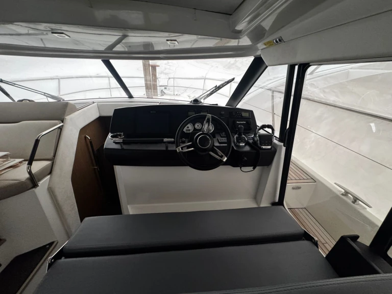 Hire Motorboat with or without skipper Jeanneau Bacoli