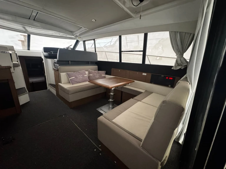 Hire Motorboat Jeanneau with a boat licence