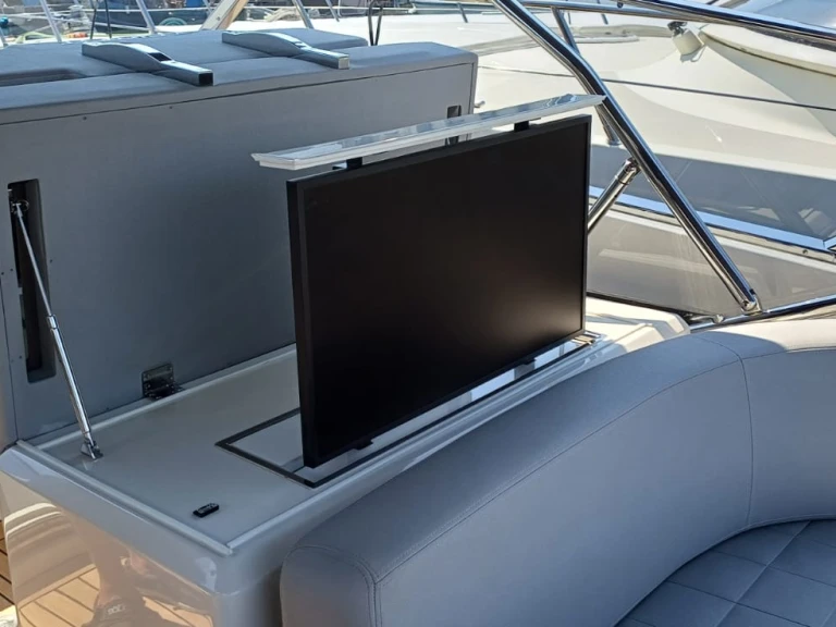 Hire Luxury Yacht Itama with a boat licence