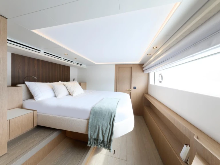 Yacht charter Bacoli - Prestige Prestige M7 on SamBoat