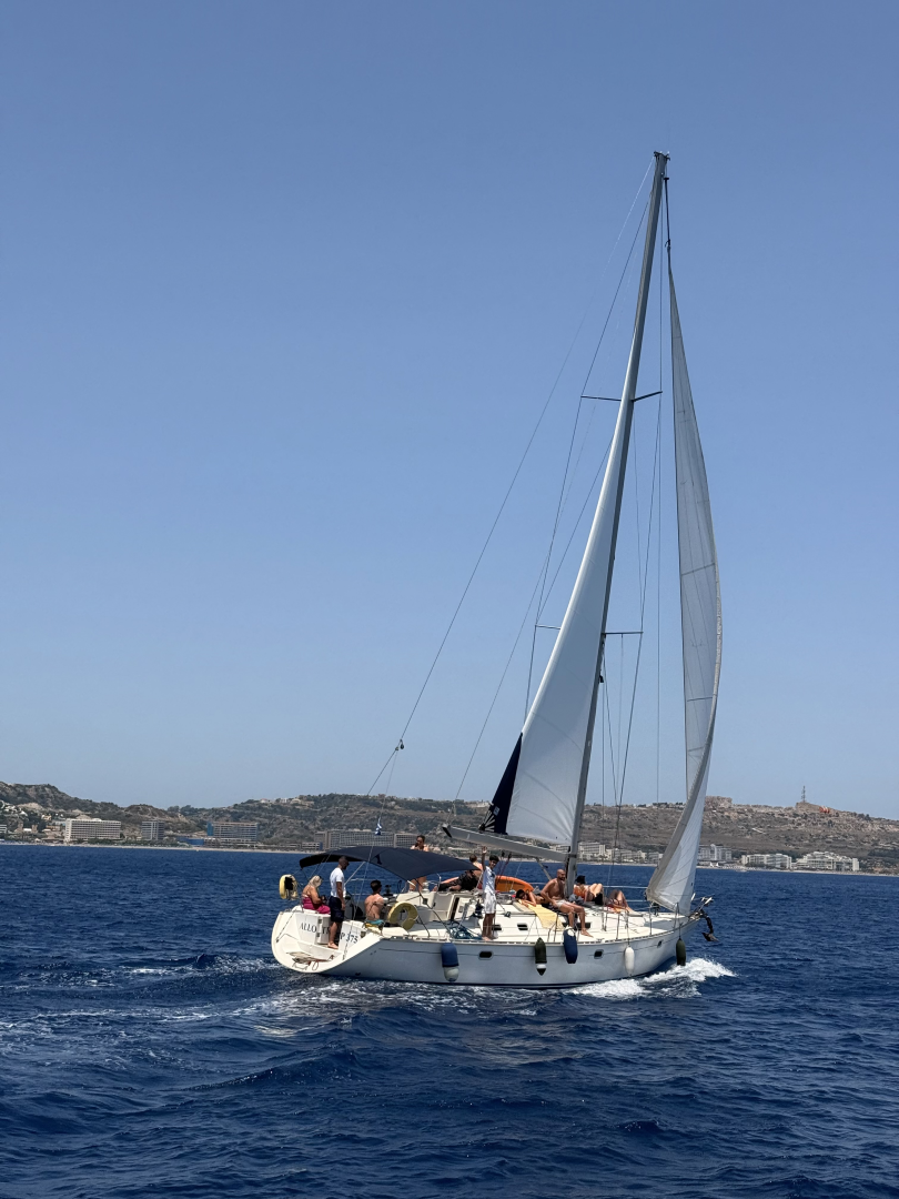 Hire Sailboat Jeanneau with a boat licence