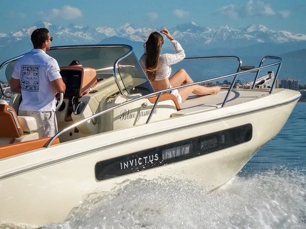Charter a Invictus  Invictus 240 CX in Mandelieu-la-Napoule on Samboat