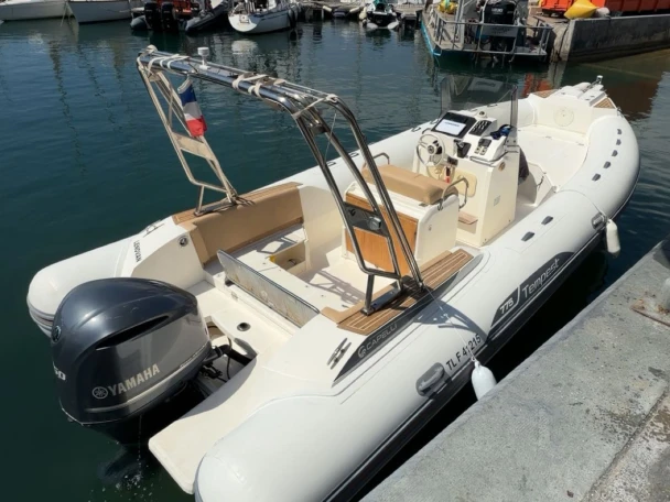 Hire RIB Capelli with a boat licence
