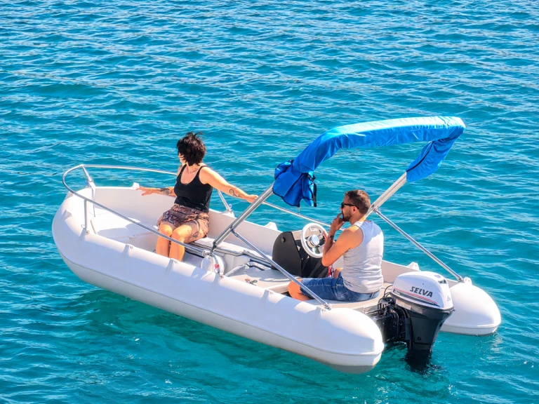 Hire Motorboat Whaly with a boat licence