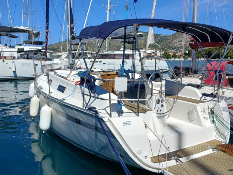 Yacht charter Trogir - Bavaria Cruiser 32 on SamBoat