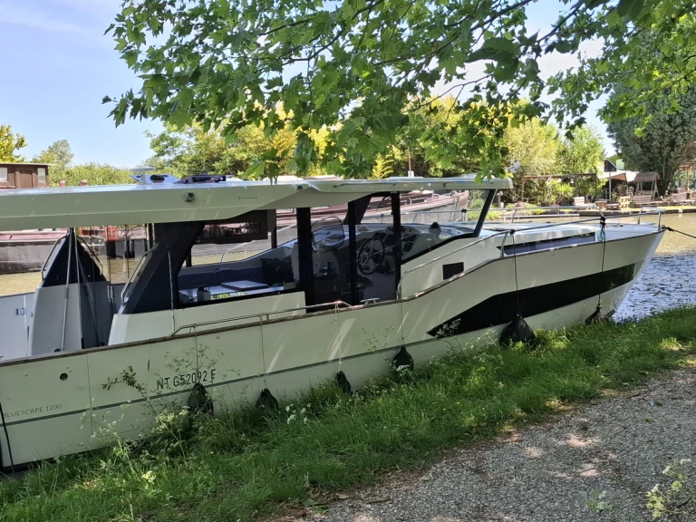 Hire Motorboat Delphia with a boat licence