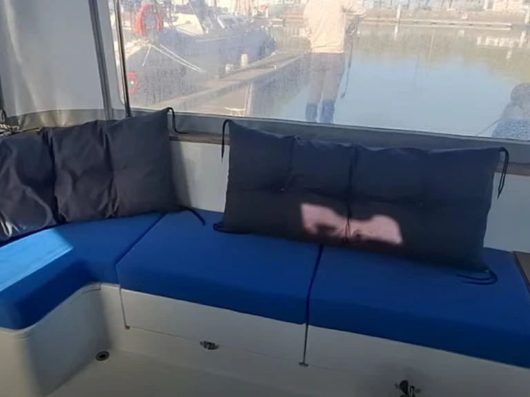 Motorboat to hire Port-Saint-Louis-du-Rhône at the best price