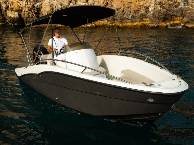 Motorboat to hire Giardini-Naxos at the best price