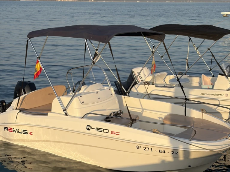 Hire a Remus Remus 450 open s'Estanyol de Migjorn