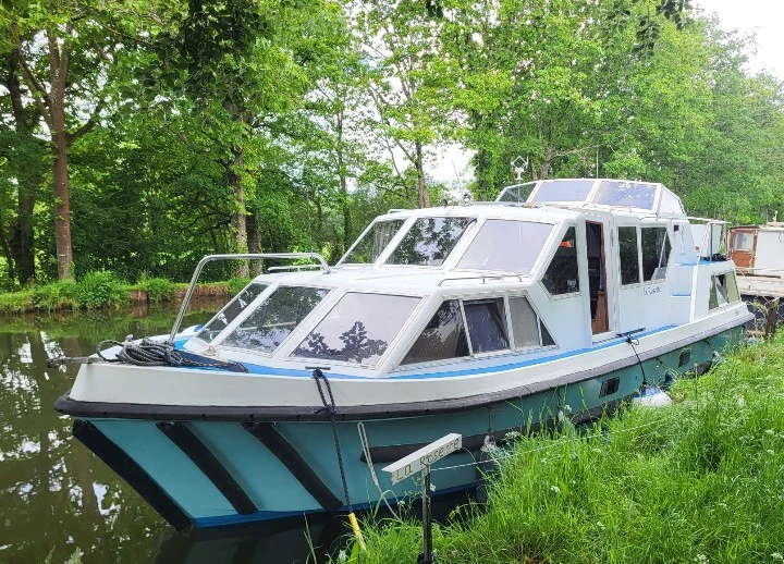 Crow blue  line Comet 4 charter bareboat or skippered in  Malestroit