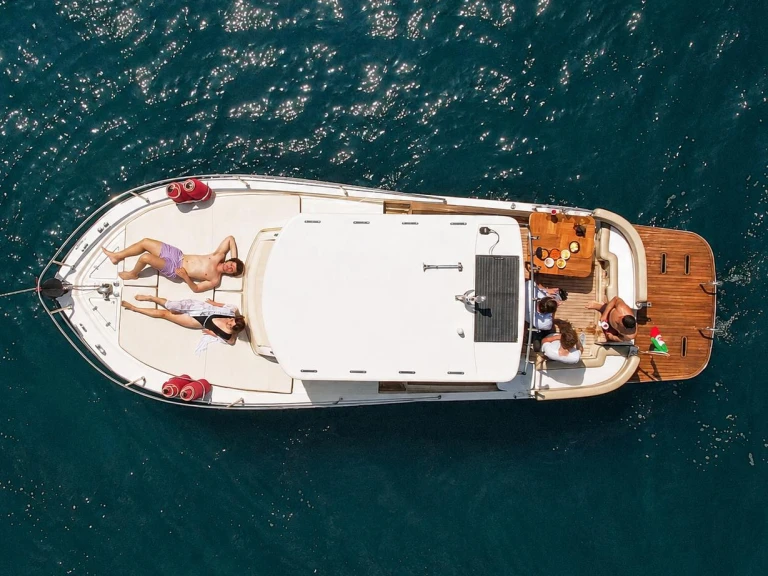 Motorboat hire in Naples - Cantieri tirrenia Viveur 28 cabin