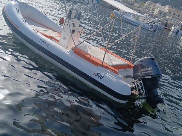 Hire a Bwa Bwa 4.80 Isola delle Femmine